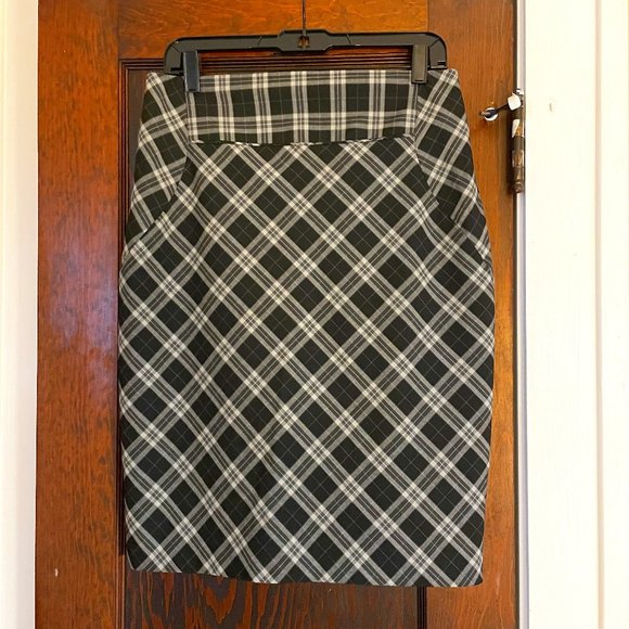 EUC - Express Design Studio Editor Fit, Black Gray Plaid Pencil Skirt, Size 10 - Picture 1 of 6